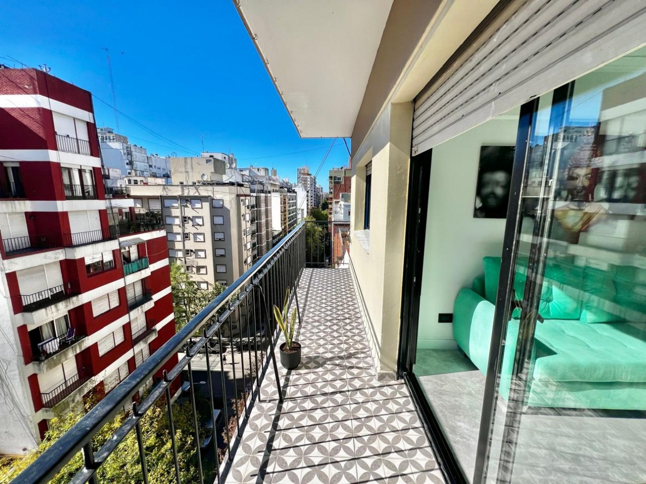 DEPARTAMENTO TRES AMBIENTES A LA CALLE CON BALCON CORRIDO. RECICLADO Y AMOBLADO