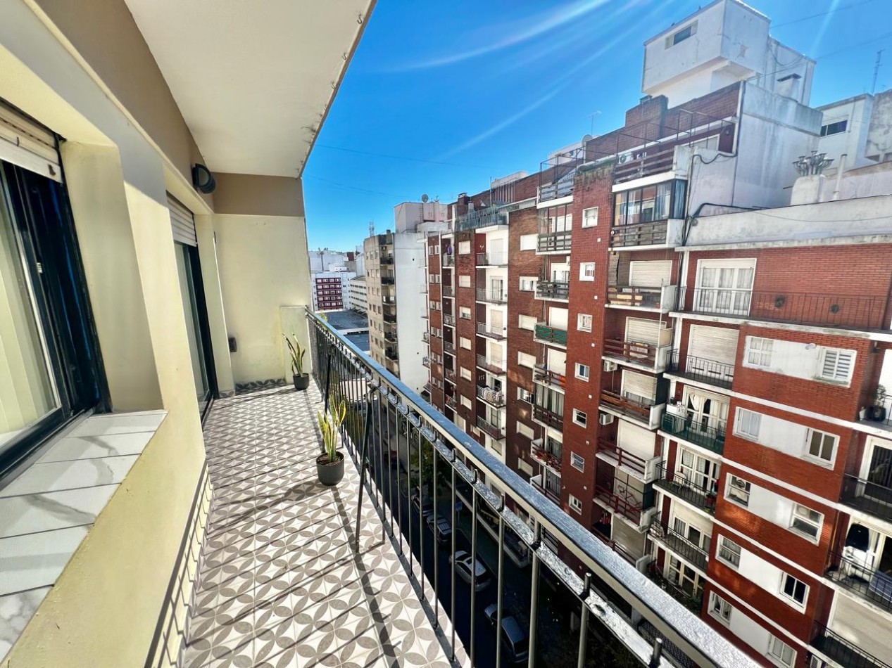 DEPARTAMENTO TRES AMBIENTES A LA CALLE CON BALCON CORRIDO. RECICLADO Y AMOBLADO