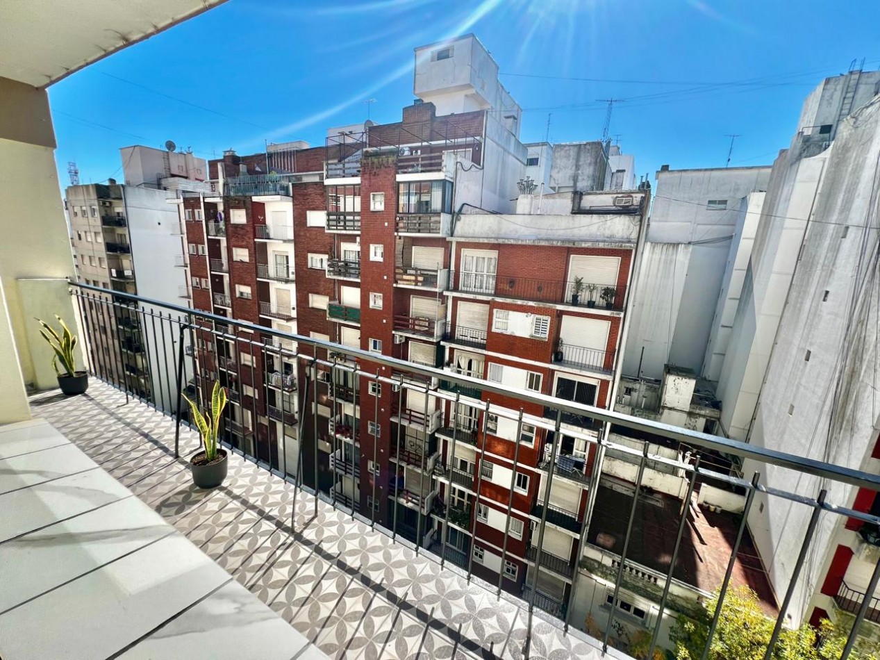 DEPARTAMENTO TRES AMBIENTES A LA CALLE CON BALCON CORRIDO. RECICLADO Y AMOBLADO