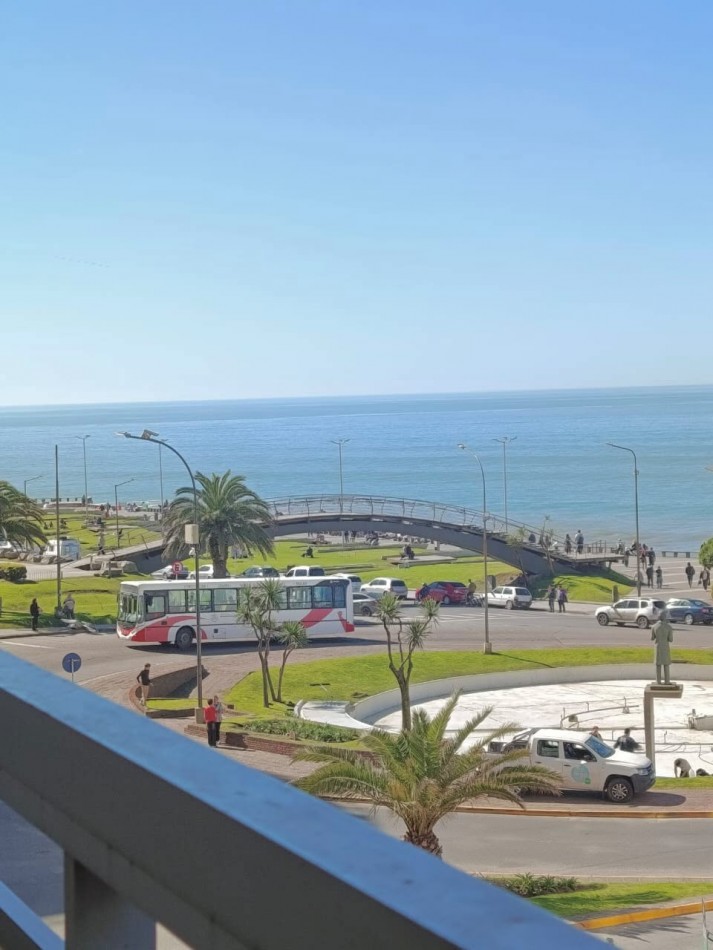 Departamento un ambiente acon vista al mar y balcon corrido a la calle. Reciclado y amoblado. Punta Iglesias