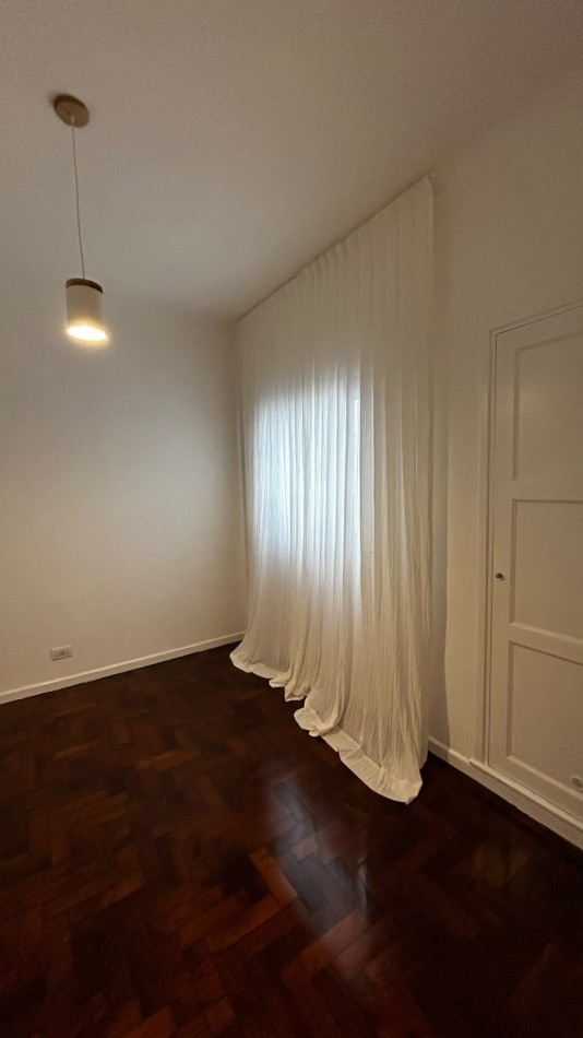 Departamento de tres ambientes luminoso. Reciclado y amoblado. Zona: Aldrey