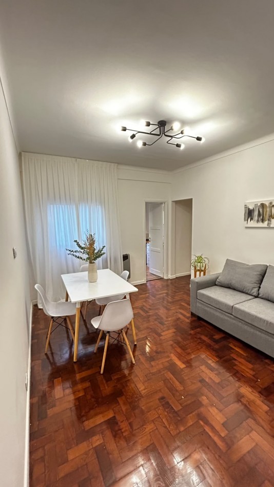 Departamento de tres ambientes luminoso. Reciclado y amoblado. Zona: Aldrey