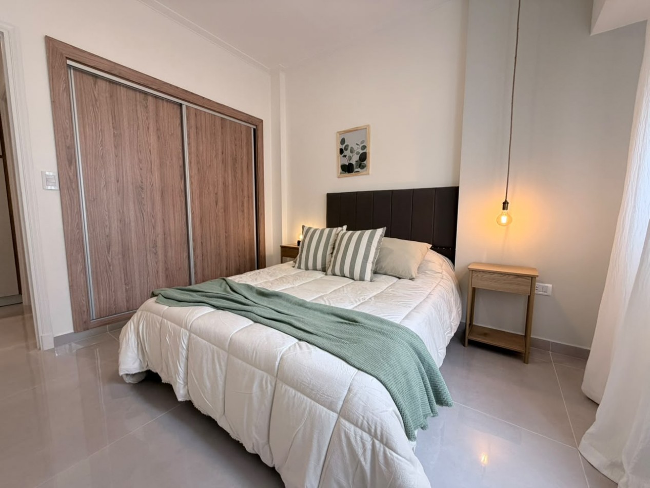 Departamento tres ambientes a la calle con dos balcones, uno aterrazado. Reciclado. Zona: Centro