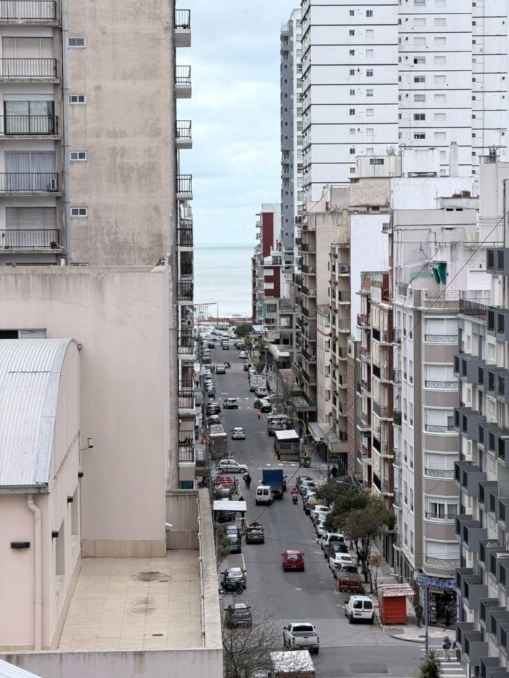 Departamento tres ambientes a la calle con dos balcones, uno aterrazado. Reciclado. Zona: Centro