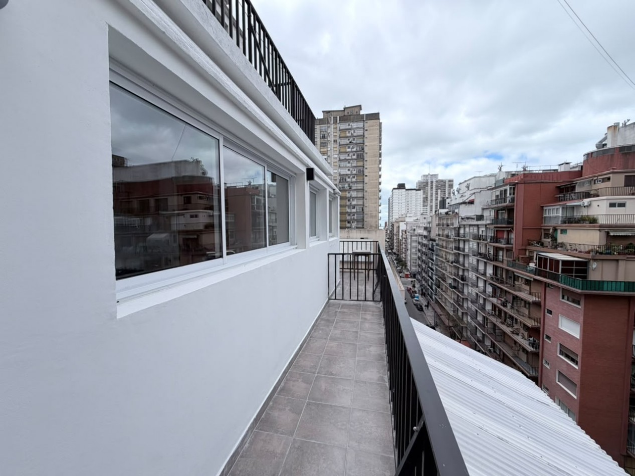 Departamento tres ambientes a la calle con dos balcones, uno aterrazado. Reciclado. Zona: Centro