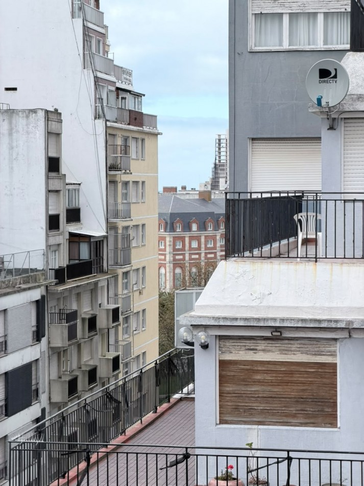 Departamento tres ambientes a la calle con dos balcones, uno aterrazado. Reciclado. Zona: Centro