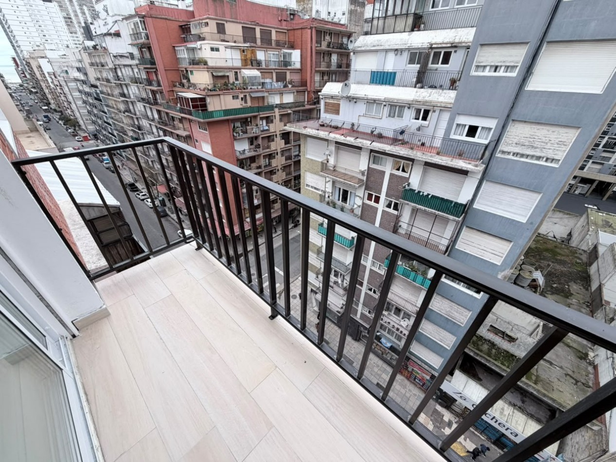 Departamento tres ambientes a la calle con dos balcones, uno aterrazado. Reciclado. Zona: Centro