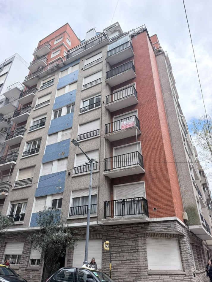 Departamento tres ambientes a la calle con dos balcones, uno aterrazado. Reciclado. Zona: Centro