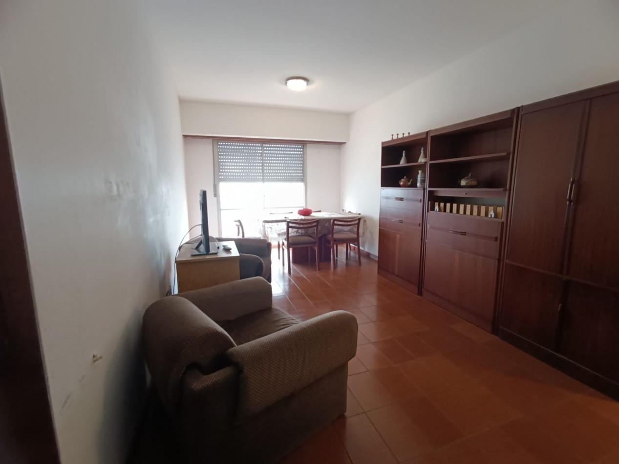 Departamento dos ambientes en Edificio Maral 43 a la calle con balcon corrido y vista panoramica. Muy buen estado