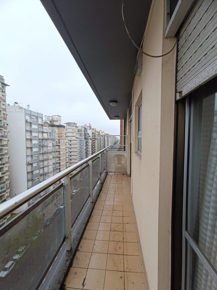 Departamento dos ambientes en Edificio Maral 43 a la calle con balcon corrido y vista panoramica. Muy buen estado