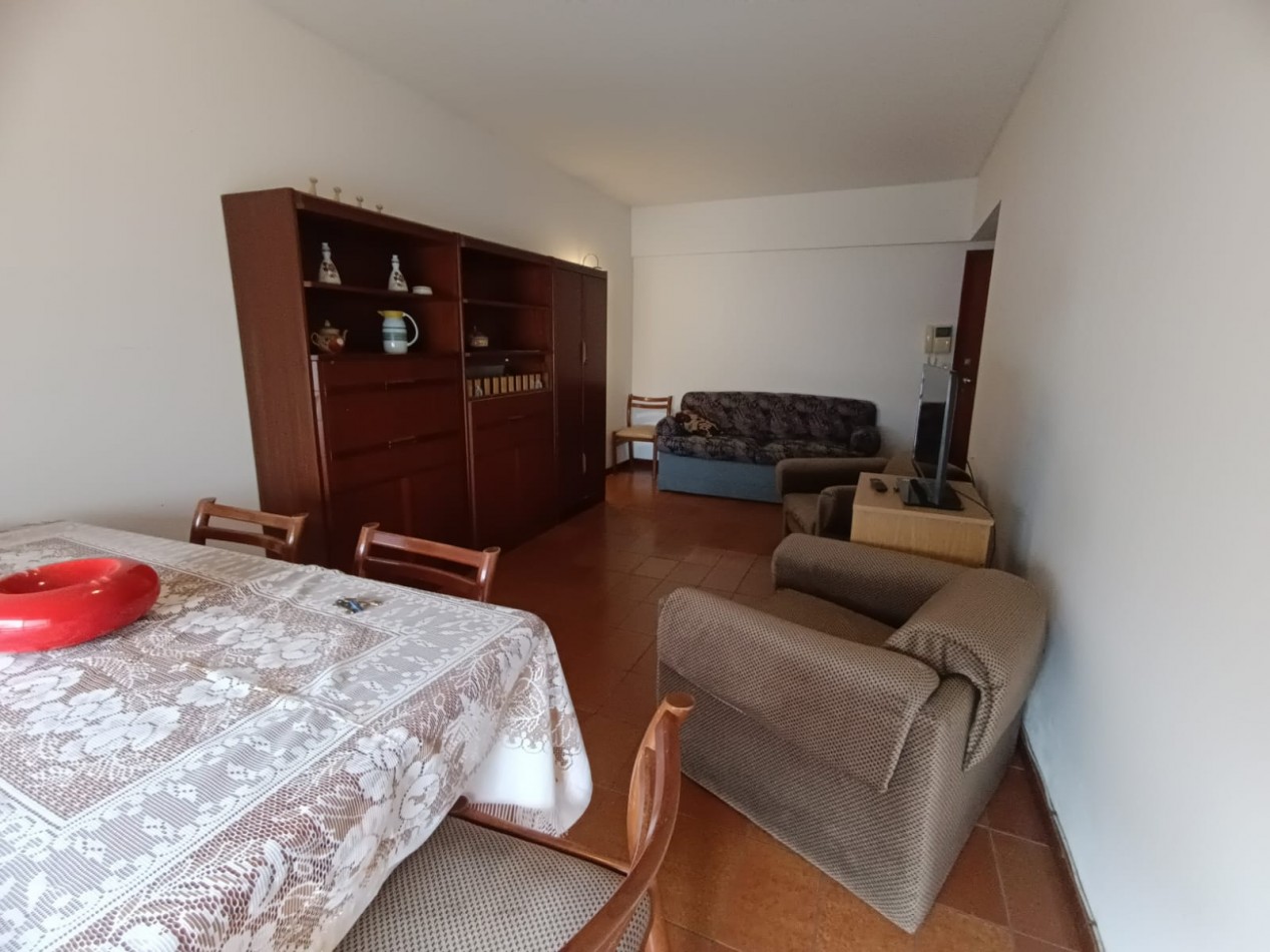 Departamento dos ambientes en Edificio Maral 43 a la calle con balcon corrido y vista panoramica. Muy buen estado