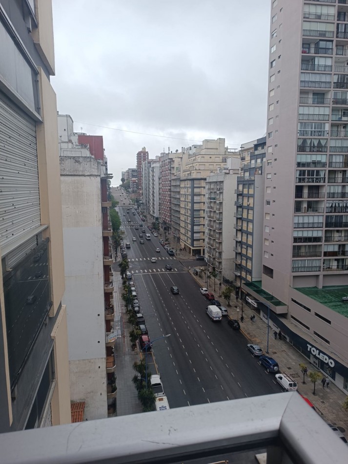 Departamento dos ambientes en Edificio Maral 43 a la calle con balcon corrido y vista panoramica. Muy buen estado