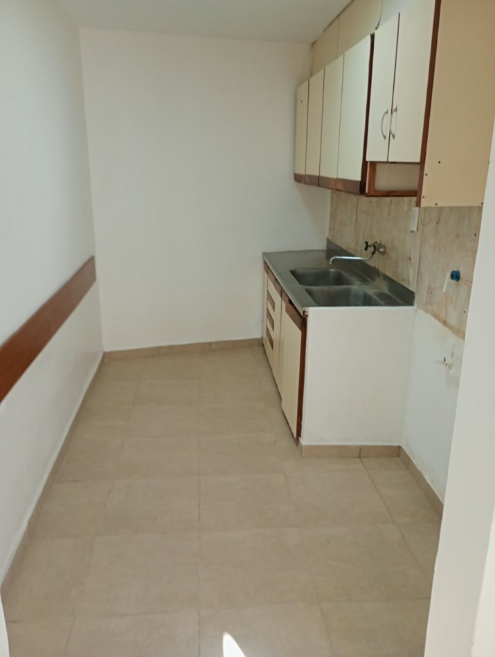 Casa de tres ambientes con garage en lote propio. Buen estado. Bo Las Avenidas
