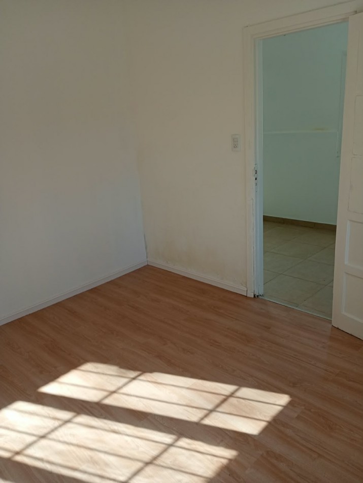 Casa de tres ambientes con garage en lote propio. Buen estado. Bo Las Avenidas