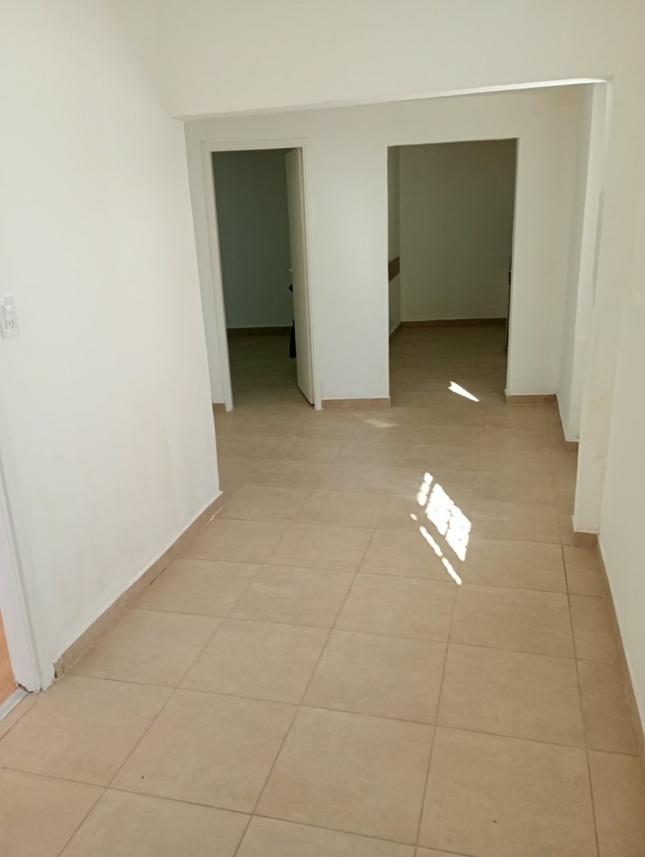Casa de tres ambientes con garage en lote propio. Buen estado. Bo Las Avenidas