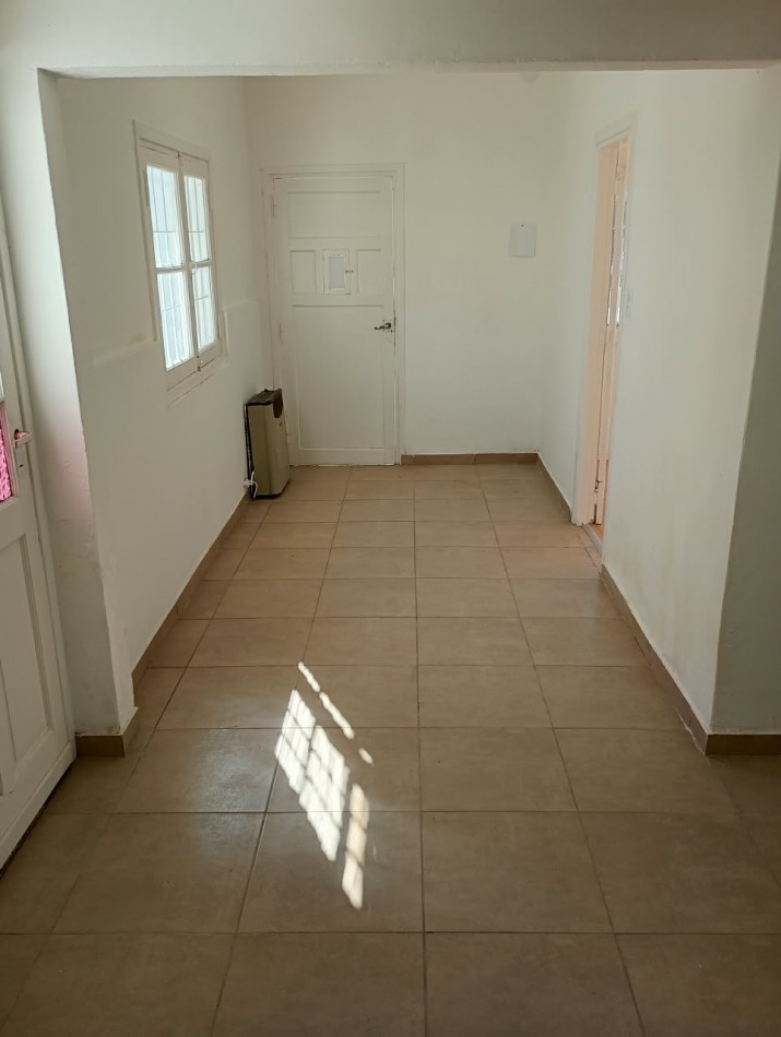 Casa de tres ambientes con garage en lote propio. Buen estado. Bo Las Avenidas