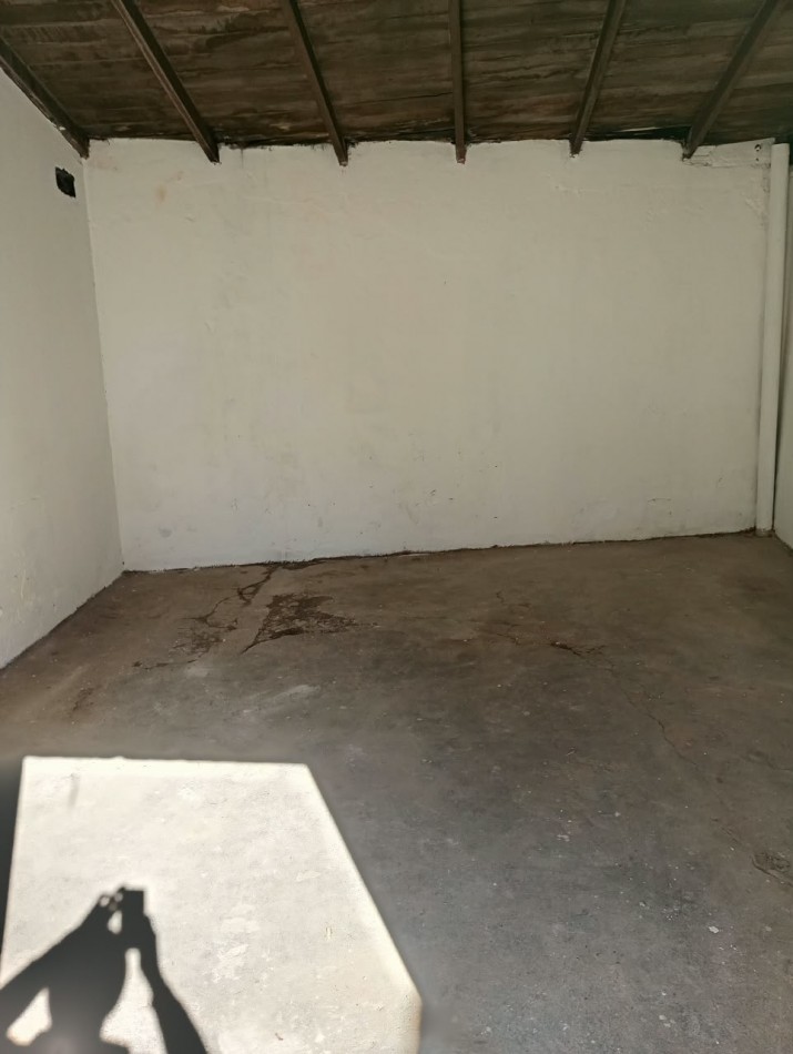 Casa de tres ambientes con garage en lote propio. Buen estado. Bo Las Avenidas
