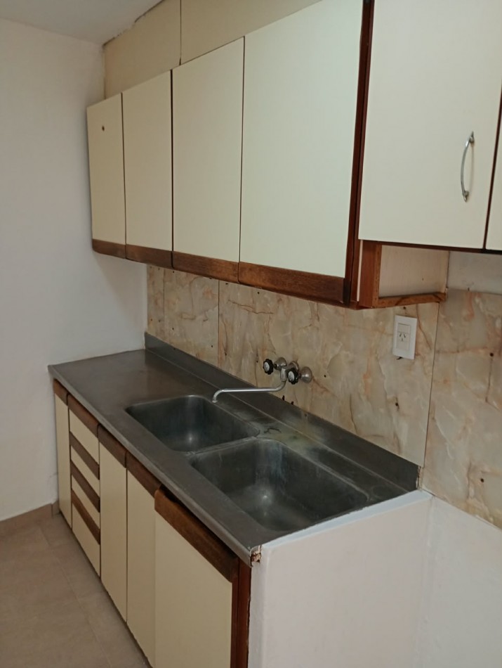 Casa de tres ambientes con garage en lote propio. Buen estado. Bo Las Avenidas