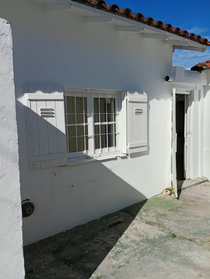 Casa de tres ambientes con garage en lote propio. Buen estado. Bo Las Avenidas