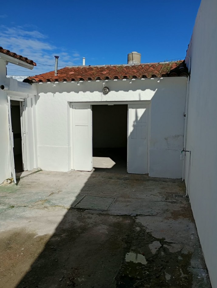 Casa de tres ambientes con garage en lote propio. Buen estado. Bo Las Avenidas
