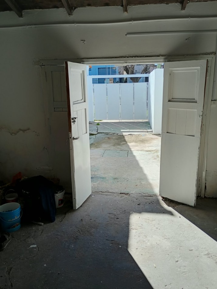 Casa de tres ambientes con garage en lote propio. Buen estado. Bo Las Avenidas