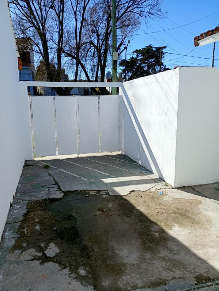 Casa de tres ambientes con garage en lote propio. Buen estado. Bo Las Avenidas