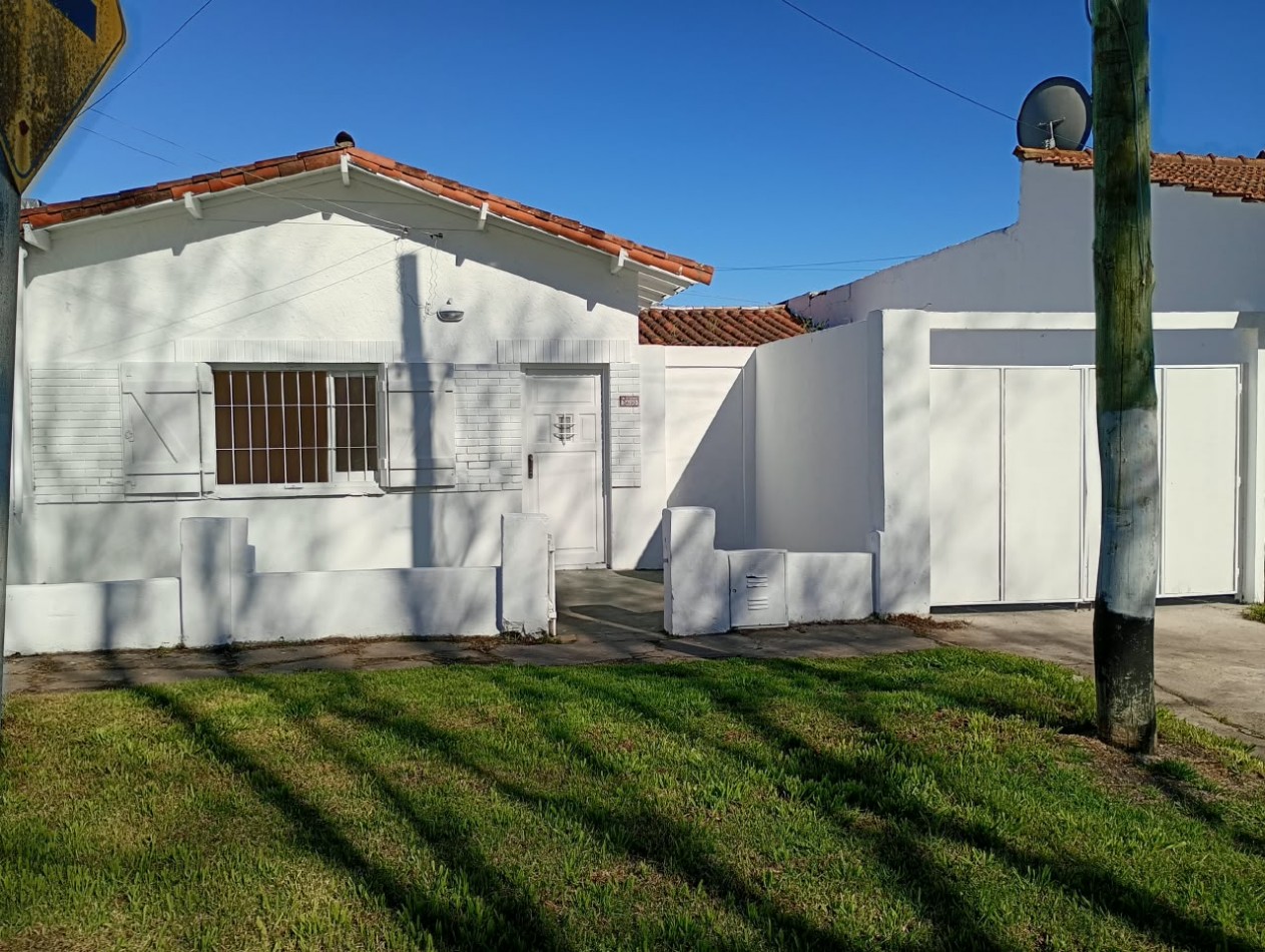 Casa de tres ambientes con garage en lote propio. Buen estado. Bo Las Avenidas