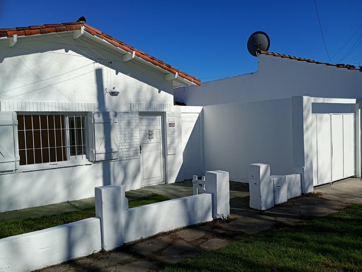 Casa de tres ambientes con garage en lote propio. Buen estado. Bo Las Avenidas