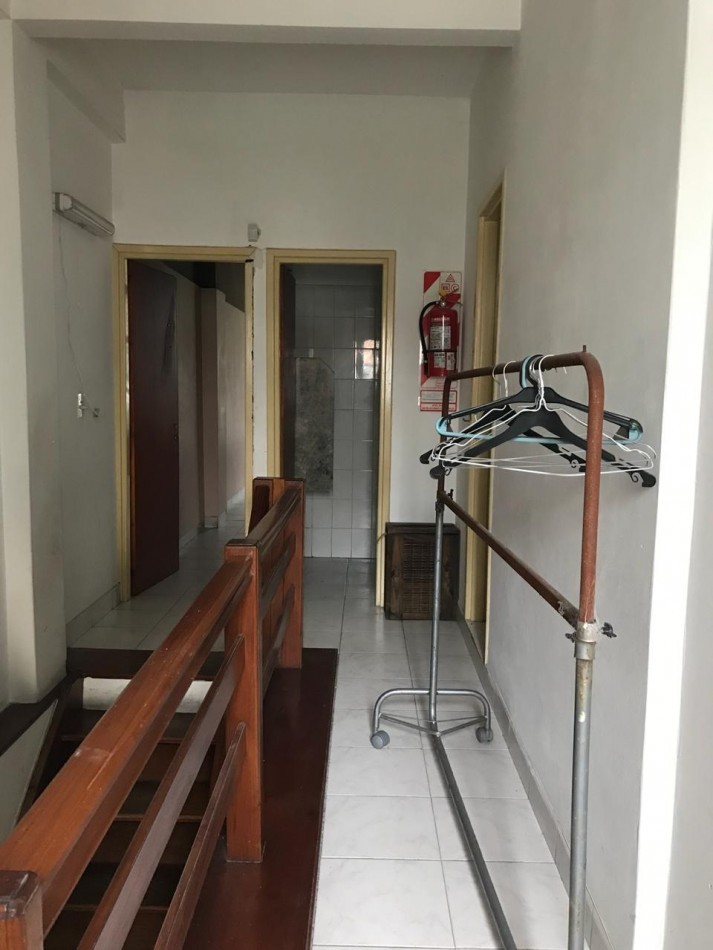 Local comercial con oficina en planta alta. Centro