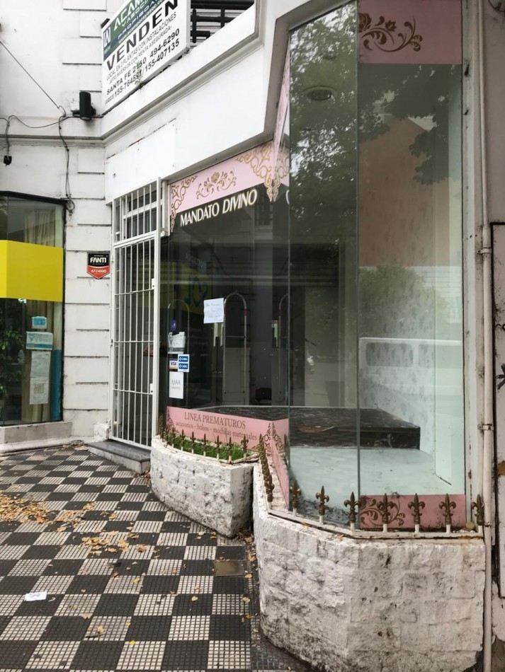 Local comercial con oficina en planta alta. Centro