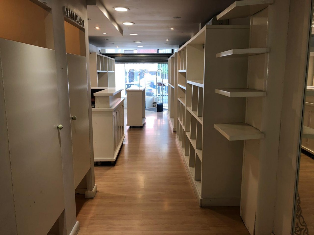 Local comercial con oficina en planta alta. Centro