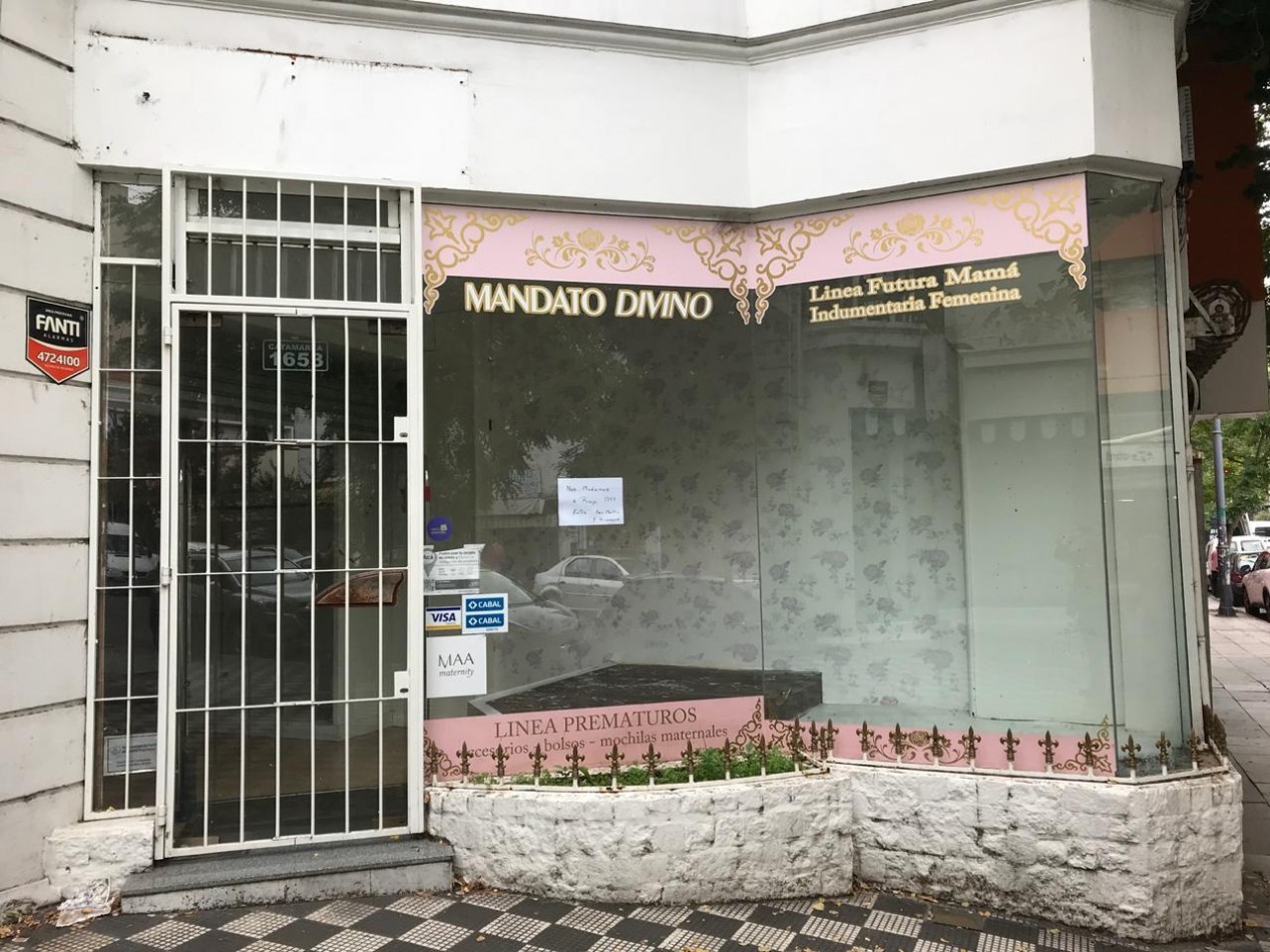 Local comercial con oficina en planta alta. Centro