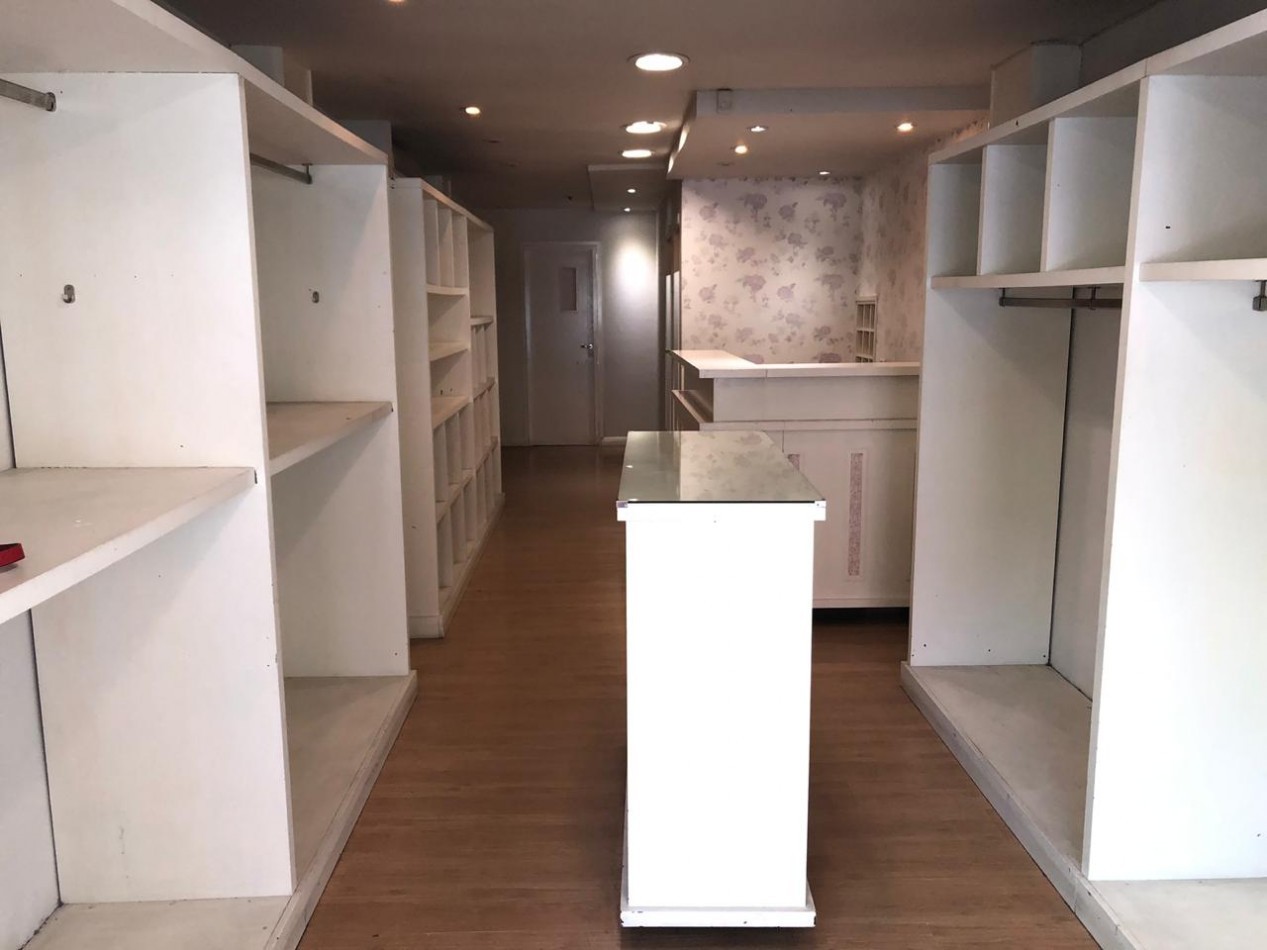 Local comercial con oficina en planta alta. Centro