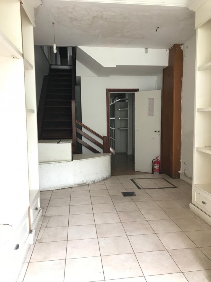 Local comercial con oficina en planta alta. Centro