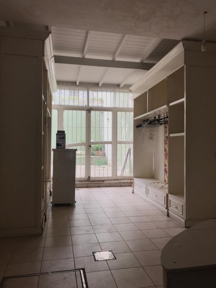 Local comercial con oficina en planta alta. Centro