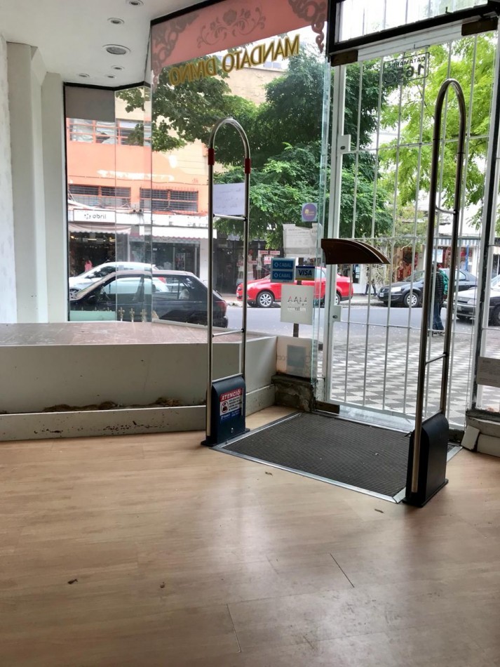 Local comercial con oficina en planta alta. Centro