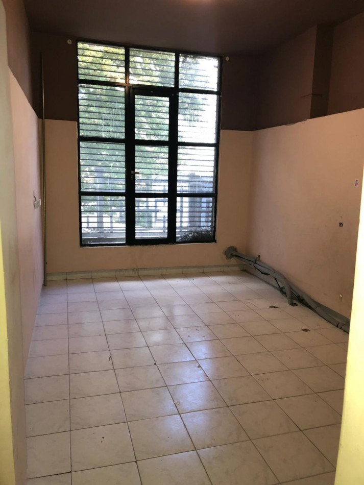 Local comercial con oficina en planta alta. Centro