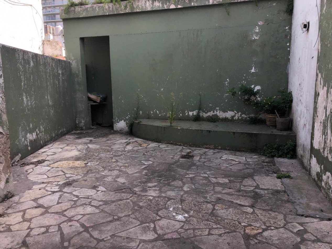 Local comercial con oficina en planta alta. Centro