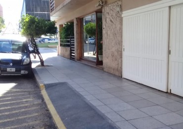 DEPARTAMENTO TRES AMBIENTES CON NDEPENDENCIA A LA CALLE CON BALCON SALIENTE. ZONA CENTRO