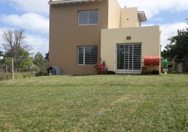 casa en lote propio de tres ambientes desarrollada en dos plantas. Bo. Acantilados