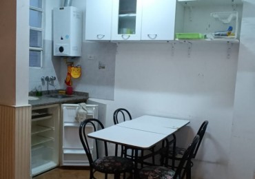 Departamento dos ambientes al lateral. Estado original bueno. Zona Centro