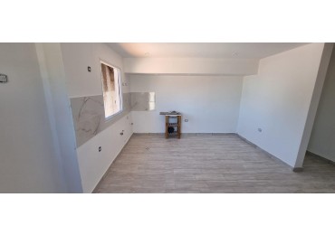 P.H. tres ambientes a estrenar, primer piso por escalera. (EN OBRA)  Zona: Villa Primera 