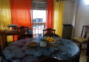 Departamento tres ambientes al contrafrente. Estado original. Zona Macrocentro