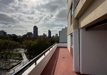 Departamento cuatro ambientes con cochera a la calle y balcon terraza. Reciclado. Zona: Centro