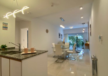 Departamento tres ambientes ala calle con balcon corrido. Reciclado y amoblado. Zona: Plaza Mitre