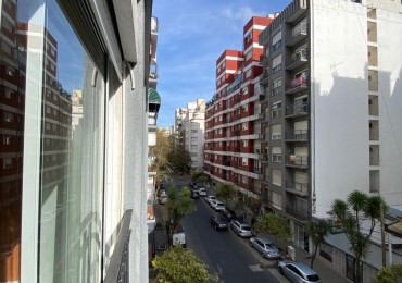 Departamento tres ambientes a la calle con balcon. Recciclado y amoblado. Zona: Macrocentro