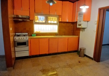 P.H. tres ambientes al frente con cochera. A  remodelar. El Gaucho