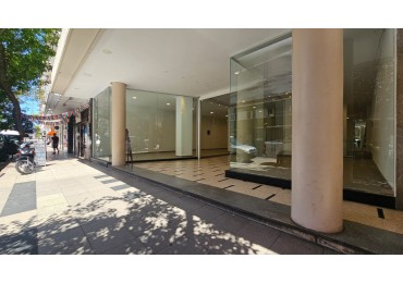 Local comercial en block. (2 Locales a la calle con doble entrada)  Reciclado. Zona: Centro