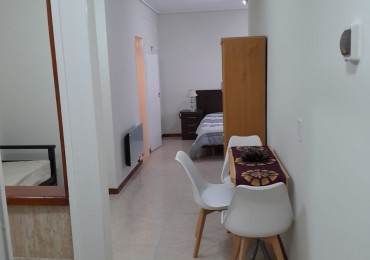 Departamento un ambiente lateral luminoso. Reciclado. zona: Centro