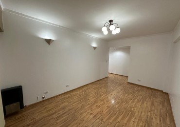 DEPARTAMENTO DE TRES AMBIENTES A LA CALLE CON BALCON SALIENTE Y COCHERA. MUY BUEN ESTADO